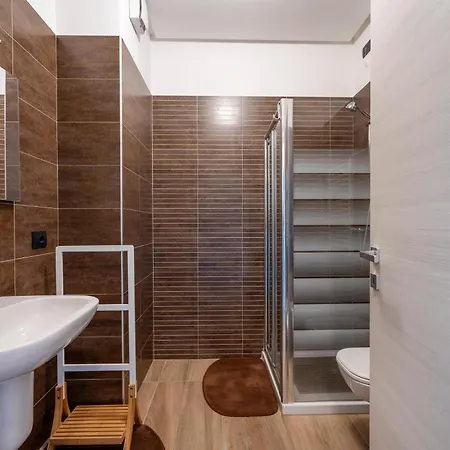 Guesthost - Kind Park - Sleek With Terrace & Parking * בארי