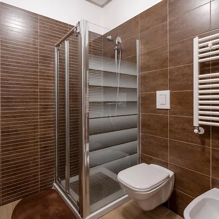 Guesthost - Kind Park - Sleek With Terrace & Parking Apartmán Bari
