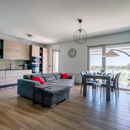 Apartamento Guesthost - Kind Park - Sleek With Terrace & Parking Bari