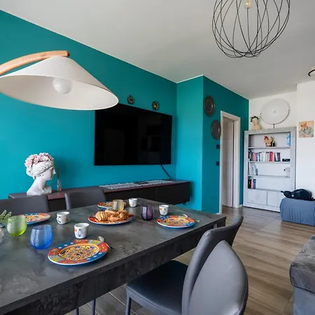 Guesthost - Kind Park - Sleek With Terrace & Parking