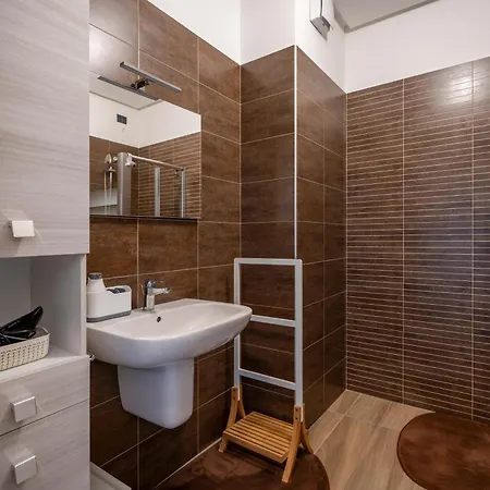 Guesthost - Kind Park - Sleek With Terrace & Parking Daire Bari