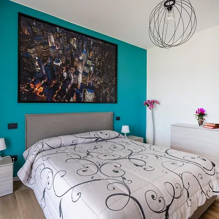 Daire Guesthost - Kind Park - Sleek With Terrace & Parking *