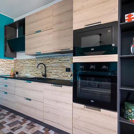 Guesthost - Kind Park - Sleek With Terrace & Parking Daire