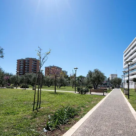 Apartamento Guesthost - Kind Park - Sleek With Terrace & Parking Bari