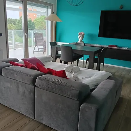 Guesthost - Kind Park - Sleek With Terrace & Parking Daire